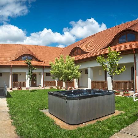 Szabolcs Vezer Panzio Bed & Breakfast エクステリア 写真