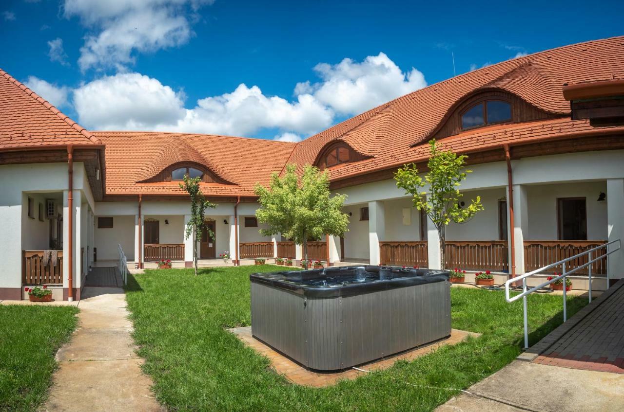 Szabolcs Vezer Panzio Bed & Breakfast エクステリア 写真