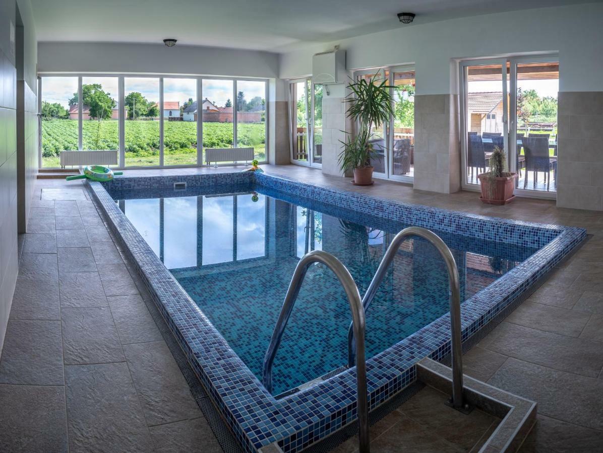 Szabolcs Vezer Panzio Bed & Breakfast エクステリア 写真